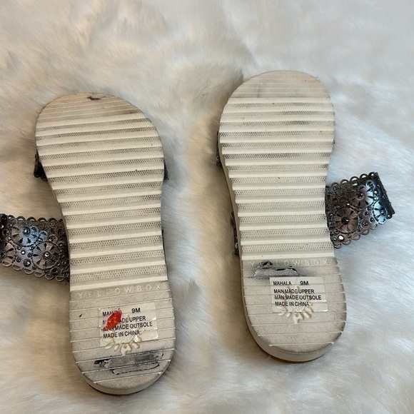 Yellow box gray with bling adjustable back strap size 9M - Picture 3 of 9